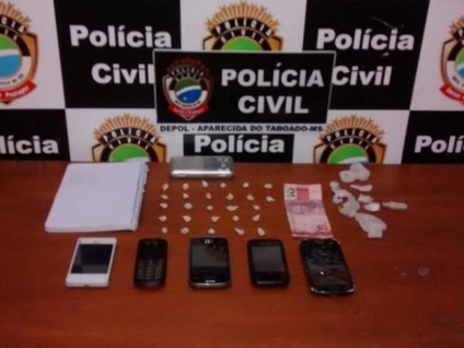 Policiais apreenderam 27 trouxinhas de crack - Divulgação/Polícia