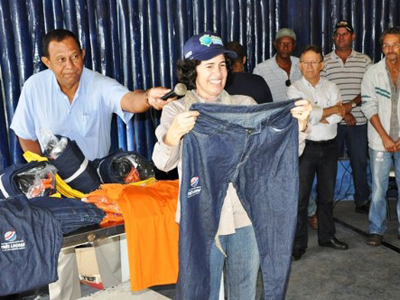 Prefeita Márcia Moura mostra kit de uniforme do DOS -