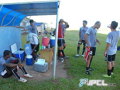 Jogadores do Misto se refrescam em intervalo do treino no ?Madrugadão? -