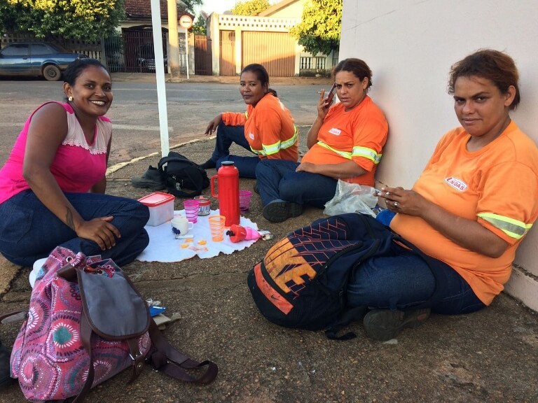 Grupo de funcionárias se reúne para o café da manhã especial e unir forças para mais um dia de trabalho, no bairro Santos Dumont, em Três Lagoas. - Otávio Neto/JPNEWS