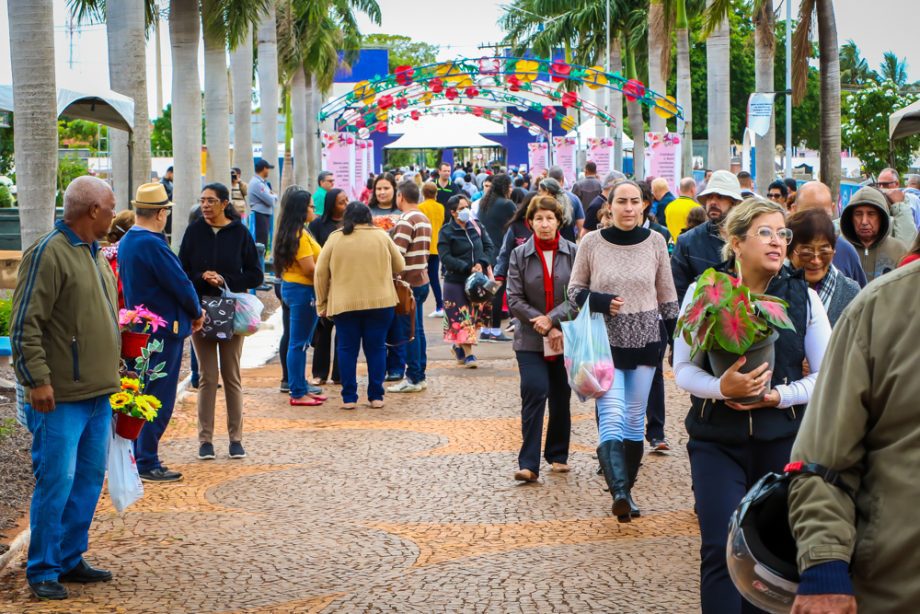 Os valores foram pesquisados em supermercados, floriculturas e lojas de artigos religiosos.