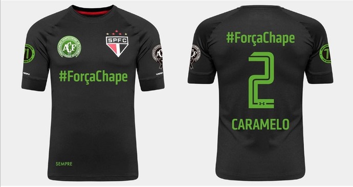 Camisa preta tem detalhes verdes e nomes dos jogadores vítimas do acidente - Divulgação Camisa preta tem detalhes verdes e nomes dos jogadores vítimas do acidente - Divulgação