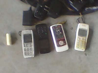 Na operação, foram localizados quatro celulares com carregadores e uma cápsula de cocaína -