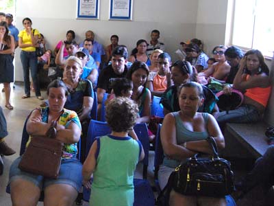 População aguardando horas para ser atendida no PA -