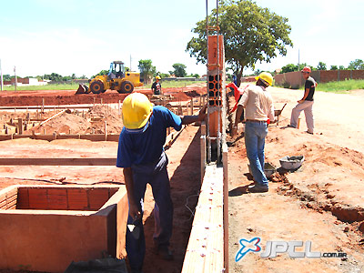 Operários da construção civil trabalhando na edificação do  novo presídio semiaberto da cidade -