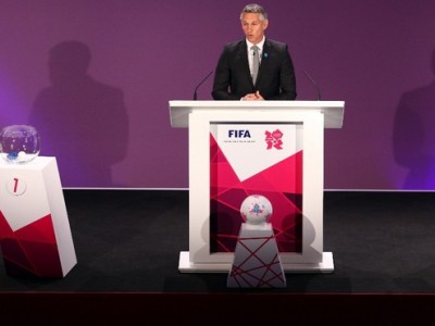 Ex-jogador inglês Gary Lineker foi o anfitrião do sorteio dos grupos em Wembley -