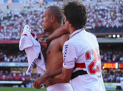 Luis Fabiano arrancou a camiseta para comemorar no Morumbi -