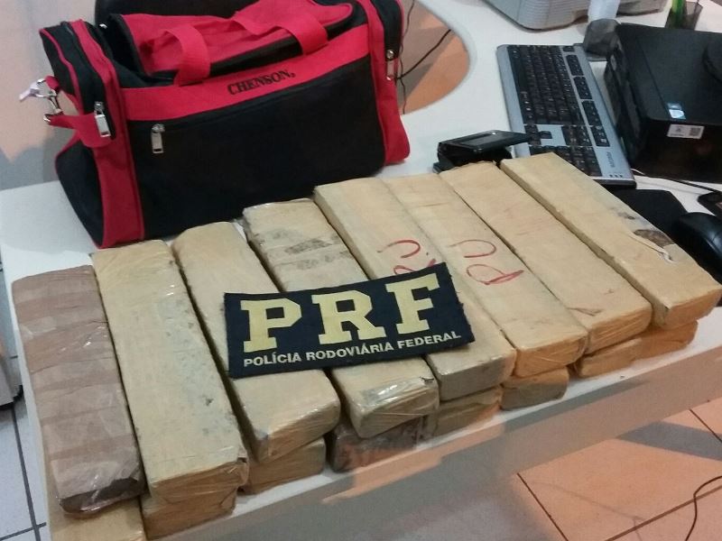 PRF apreendeu 16 tabletes de maconha em uma mala - Divulgação