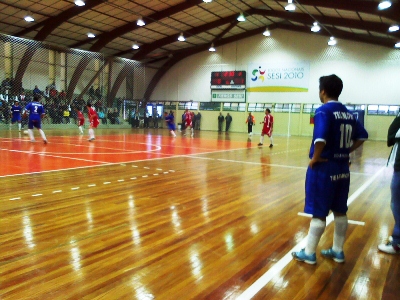 São 16 equipes divididas em quatro grupos participando da competição -