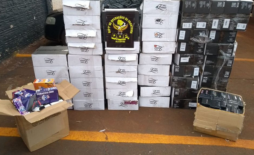 Foram encontrados 21 pneus, 51 caixas de essência para narguilé e uma caixa de cigarro eletrônico - Divulgação/DOF/Sejusp