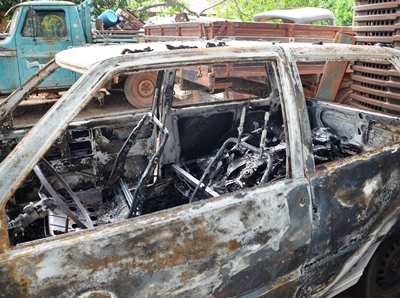 Carros ficaram totalmente destruídos -