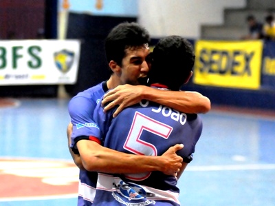 Três-lagoenses comemoram um dos gols no empate desta terça - Três-lagoenses comemoram um dos gols no empate desta terça -