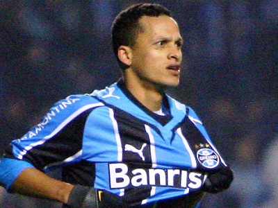 Souza comemora um dos gols da vitória do Grêmio no primeiro turno por 3 a 2 -