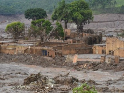 O rombimento de barragem da mineradora em Mariana (MG) resultou na morte de 16 pessoas, 1.265 desabrigados, além de prejuízos socioambientais em cidades de Minas Gerais e Espírito Santo - Antonio Cruz/ Agência Brasil