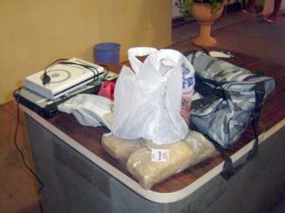Droga e material apreendidos pela Polícia Militar na ação -