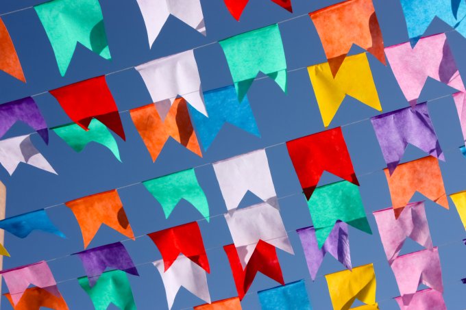 Moldes e passo a passo para fazer bandeirinhas para a Festa Junina