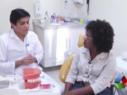 Apresentadora Tatiane Ferreira entrevistou o dentista Júlio César Garnica - Reprodução TVC