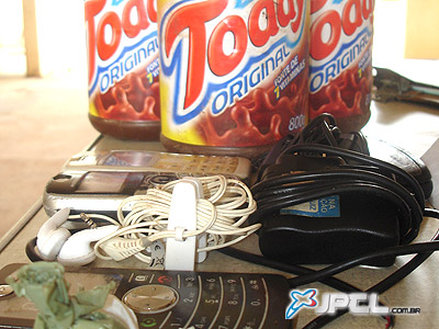Os quatro celulares e papelotes de cocaína estavam em três latas -