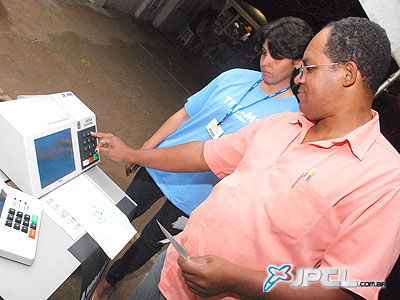 Funcionários do cartório realizaram uma simulação em Três Lagoas de votação na nova urna eletrônica -