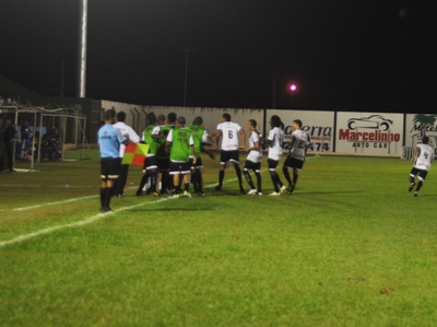 Jogadores do ?Carcará? comemoram um dos gols da goleada - Jogadores do ?Carcará? comemoram um dos gols da goleada -