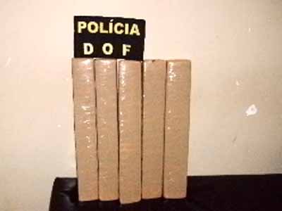 Foi apreednido pelos policiais 7,990 quilos de maconha que tinha como destino a cidade de Três Lagoas -