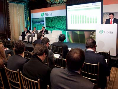 Os executivos da companhia também anunciaram a contratação de uma operação financeira no valor total de US$ 800 milhões -