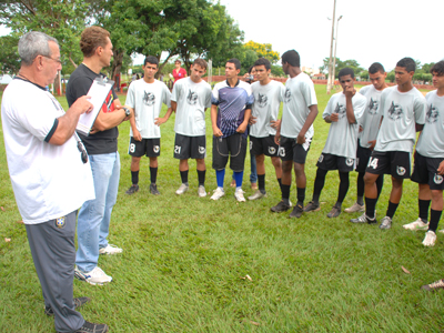 Presidente Jamiro Rodrigues, técnico Sinval e os atletas durante a apresentação oficial -
