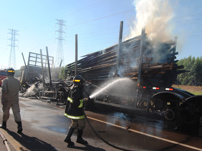 Assim que os bombeiros chegaram ao local, o fogo já tinha atingido a carga - Elias Dias/JP