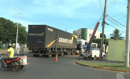 Carreta estava carregada de ferros. Motorista saiu ileso - Hugo Leal/JPNEWS