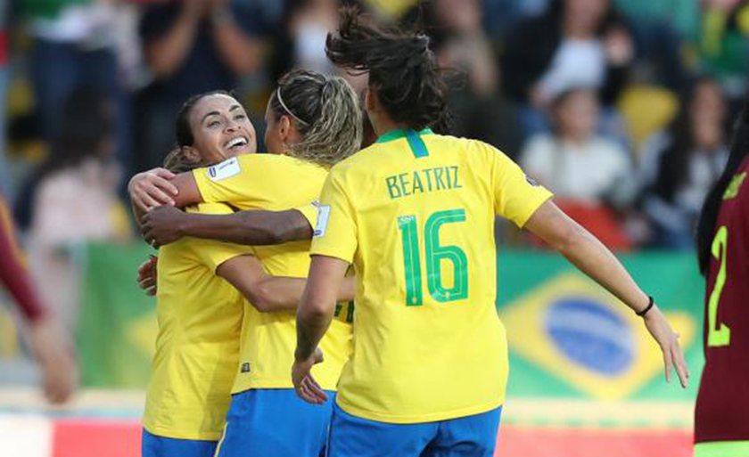 A atacante Marta comemora seu gol na vitória por 4 a 0 contra a Venezuela - CBF/Direitos reservados