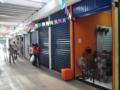 Alguns comerciantes estariam efetuando prática ilegal no Shopping Popular -