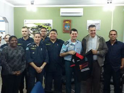 Comandante do 2º BPM, tenente-coronel Monari presenteou o bispo com uma camiseta do Proerd - Divulgação