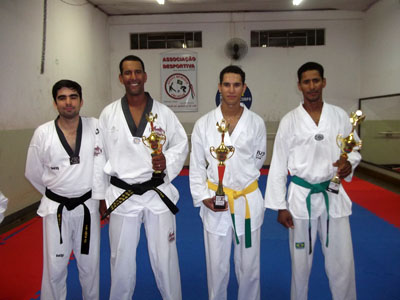 Atletas apresentam os troféus conquistados em Campo Grande -