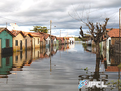 Foram confirmados 19 mortos e 57 mil desabrigados, vítimas das enchentes -