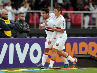 Jadson (esq.) comemora com Osvaldo o primeiro gol -