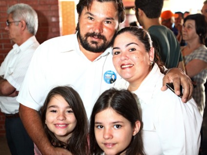 Idevaldo ao lado da esposa e suas duas filhas  - Elias Dias 
