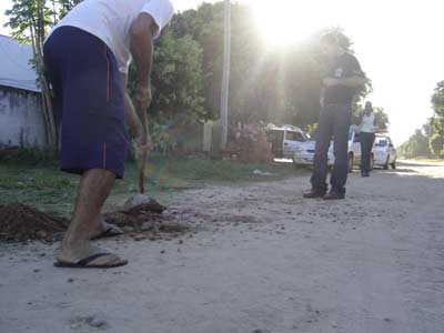 Homem joga terra sobre o sangue da vítima -