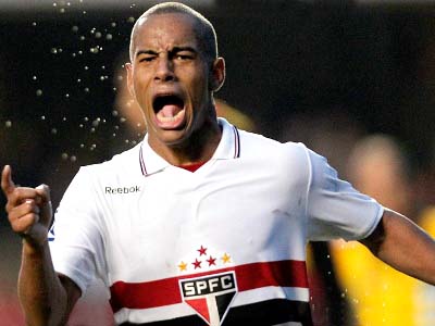 Ademilson comemora o gol da vitória aos 33 do segundo tempo -