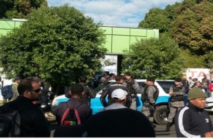 Polícia Militar foi acionada mais uma vez para conter o tumulto na porta da Casa do Trabalhador Polícia Militar foi acionada mais uma vez para conter o tumulto na porta da Casa do Trabalhador