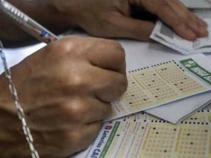 A Mega vai sortear R$ 280 milhões na próxima quinta-feira, 31, no último sorteio do ano - Marcello Casal Jr/Agência Brasil