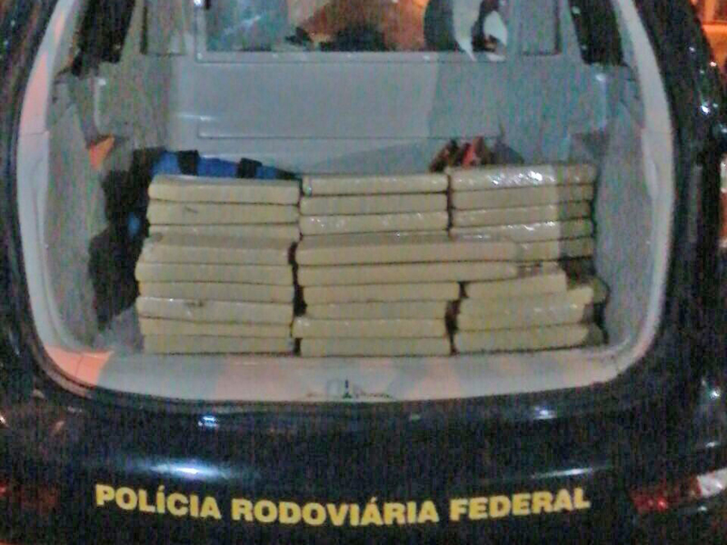 No interior do carro, os policiais encontraram a droga - Divulgação/PRF