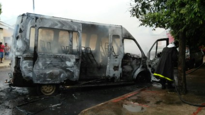 Carro de transporte de passageiros ficou totalmente destruído - Celso Daniel/JP