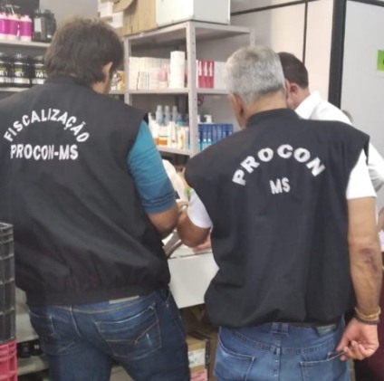 Diferença no preço unitário pode variar, de acordo com a quantidade, porém sempre precisa estar claro ao consumidor - Reprodução/Procon
