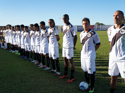 Maringá (dir.), Xuxa e Bruno Santa Rosa (4º da dir. para a esq.) reforçaram o time sub-18 -