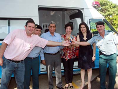 Deputado Eduardo Rocha entrega as chaves da unidade móvel para o major Monari - Deputado Eduardo Rocha entrega as chaves da unidade móvel para o major Monari -