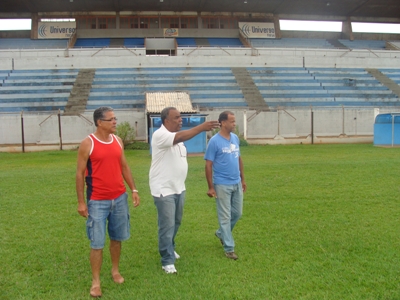 Técnico João Francisco Marçal (centro) visita estádio ?Madrugadão? pela primeira vez -