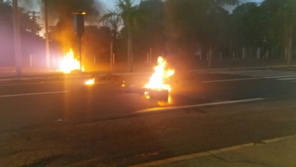 Fogo ateado em pneus na BR-262 paralisa o tráfego; estudantes são suspeitos pelo crime - Reprodução/Facebook
