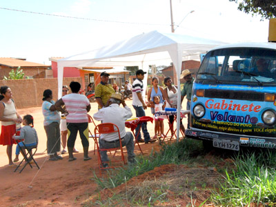 Dentro de uma Kombi, vereador houve as reivindicações e promete encaminhá-las aos órgãos competentes -