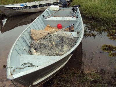 Foram apreendidos os peixes, um barco, um motor de popa e seis redes de pesca -