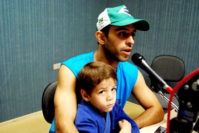 Gleyson e o sobrinho Caio durante entrevista na Cultura FM - Gleyson e o sobrinho Caio durante entrevista na Cultura FM -